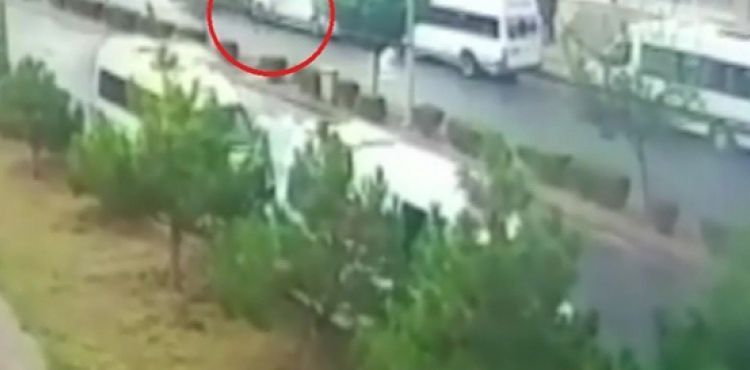 Aracın çarptığı çocuk metrelerce savruldu
