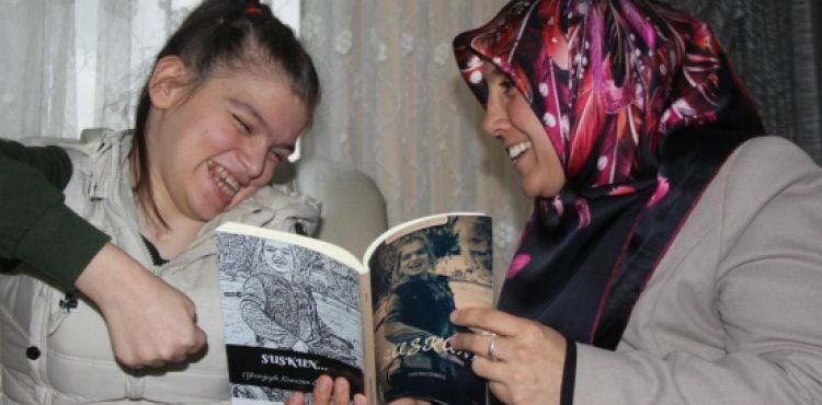 Fiziksel ve konuşma engelli Büşra tek parmağı ile kitap yazdı