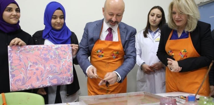 EBRU SANATIYLA ANNELER VE KIZLARINA DESTEK VERDİ