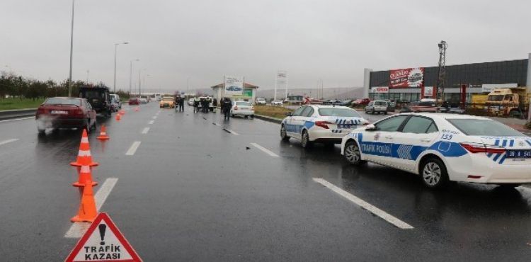 Polisten kaçan araç refüje çarpıp yan yattı: 1'i ağır 2 yaralı