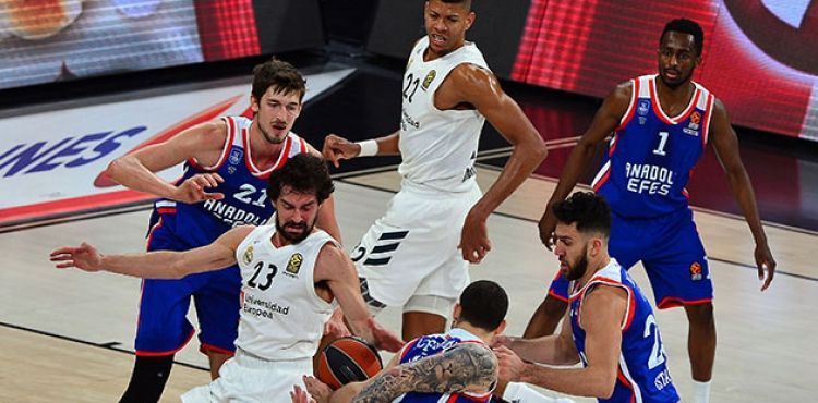 Anadolu Efes son çeyrekte yıkıldı