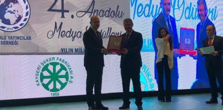 Bakan Soylu'dan Başkan Akay'a plaket
