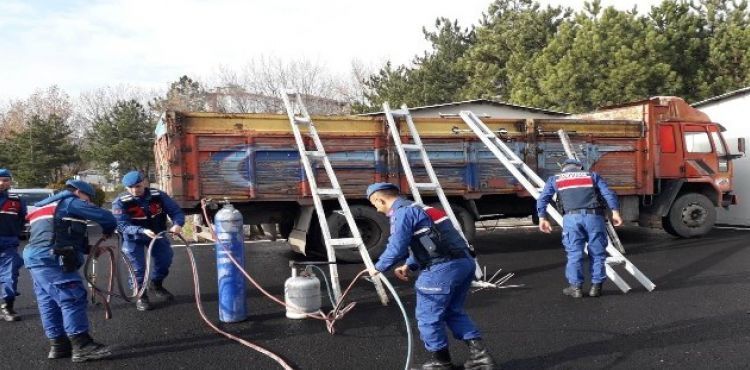 4 elektrik direğini oksijen kaynağı ile keserek çalmaya çalıştılar