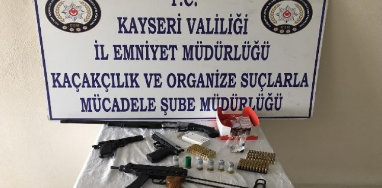 Şüphe üzerine arama yapılan araçta Uzi marka silah ele geçirildi