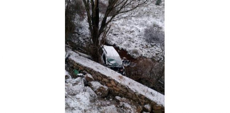Otomobil dereye uçtu: 1 ölü