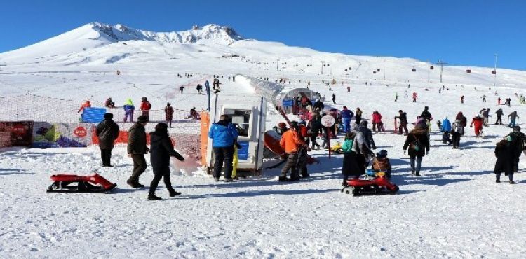2018'in son hafta sonunda kayakseverler Erciyes'e akın etti