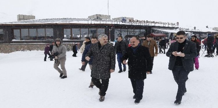 Başkan Çelik, Vali Günaydın ile birlikte Erciyes'e çıktı