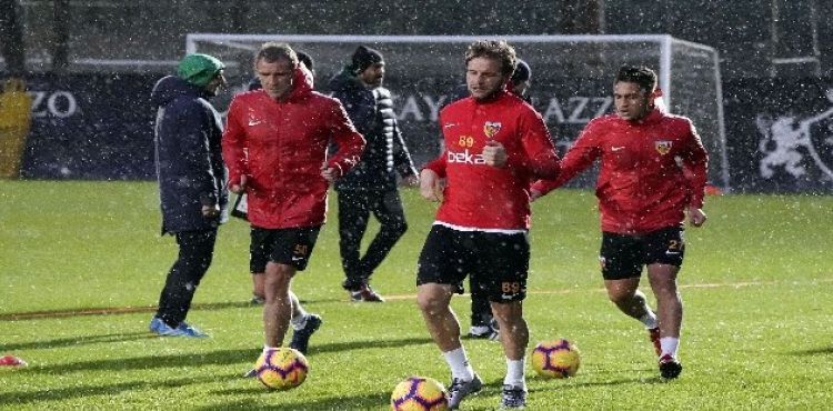 Kayserispor tam kadro çalışıyor