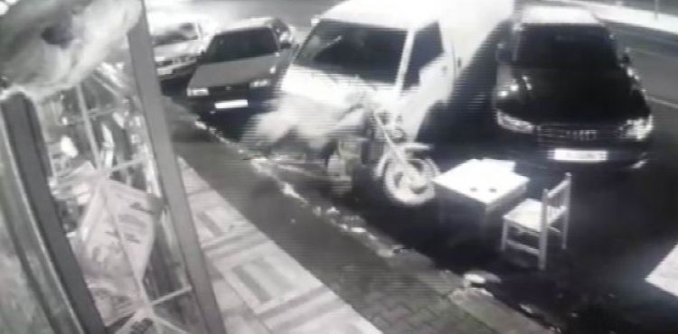 Kamyonetin altında kalmaktan saniyelerle kurtuldu