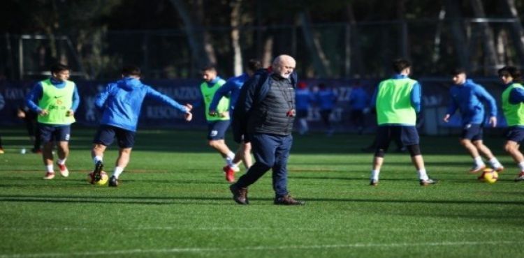 Kayserispor çalışmalara ara vermeden devam ediyor