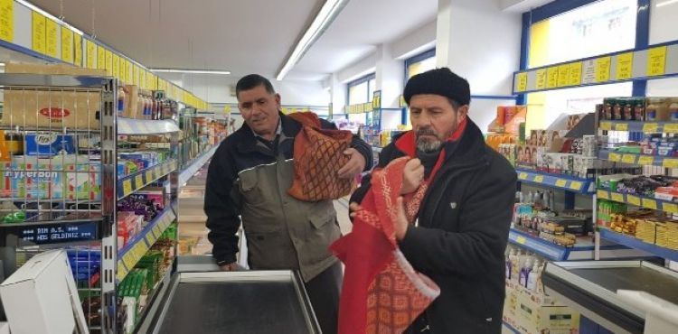 Babadan kalma heybelerle market alışverişi yaptılar