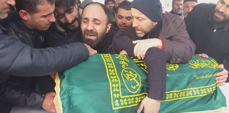 Günün en acı karesi! 4 aylık oğlunun tabutuna sarılan baba yürekleri dağladı