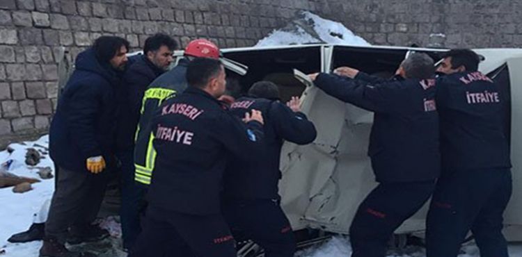 Otomobil köprüden uçtu; sıkışan sürücü kurtarıldı