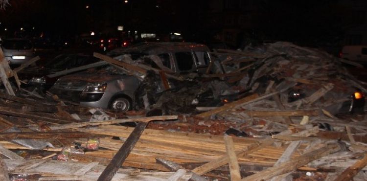 Kayseri'de şiddetli rüzgar korku dolu anlar yaşattı