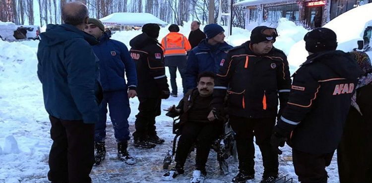 Mahsur kalan engelli vatandaşları kurtarmak için küreklerle yol açtılar