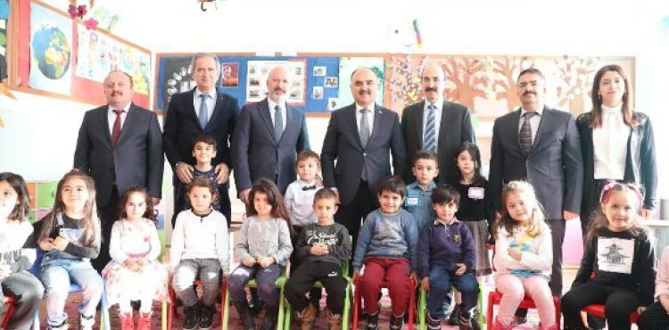 KOCASİNAN’DA İL PROTOKOLÜ, ÖĞRENCİLERİN KARNE HEYECANINI PAYLAŞTI
