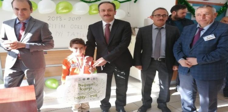 Öğrencilere karneleri çevre dostu çantalar içinde verildi