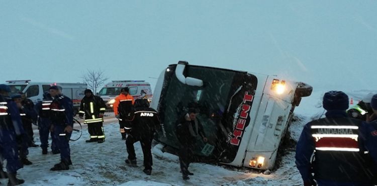 Kayseri'de otobüs devrildi, yaralılar var