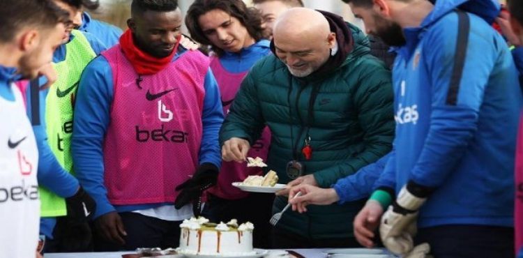 İdman sahasında Doğum Günü pastası
