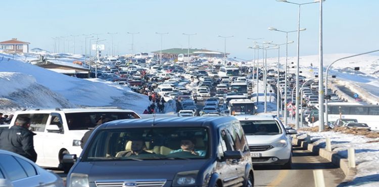 Erciyes Kayak Merkezi'ndeki trafik İstanbul trafiğini aratmadı