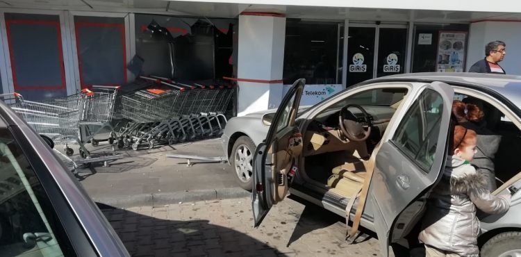 Fren Yerine Gaza Basınca Markete Daldı