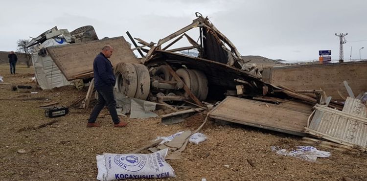 Kahraman şoför direksiyonu ilçe merkezine değil boş araziye sürdü