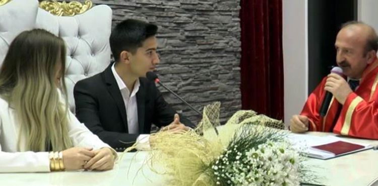Sevgililer gününde nikah masasına oturdular