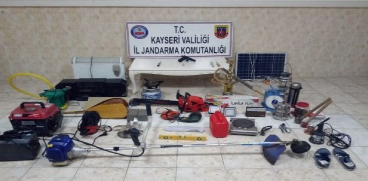 5 ayrı evden hısızlık yapan zanlılar jandarma tarafından yakalandı