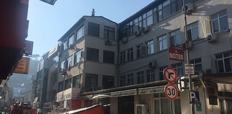 Hastane çatısına çıkan simitçi