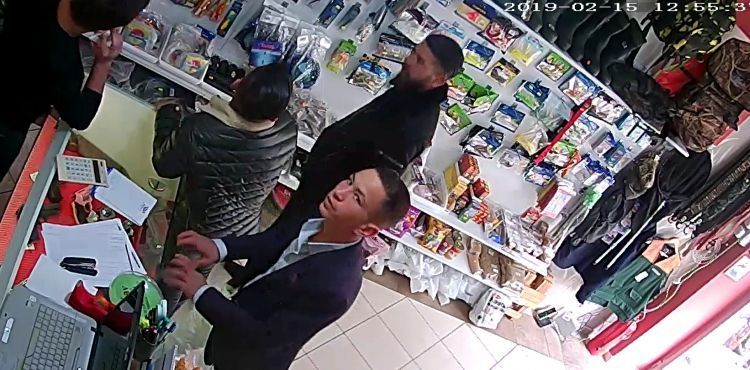 Güvenlik kamerasını göre göre silahı böyle çaldı