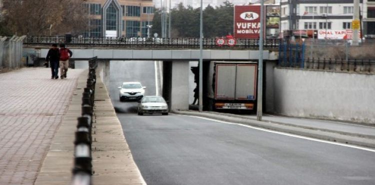 TIR köprüye sıkıştı