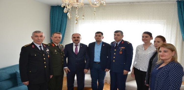 Vali Günaydın Terörle Mücadele Gazisine Rozetini Taktı