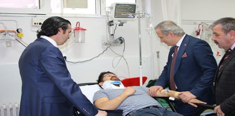 Öğretmenleri taşıyan otomobile beton mikseri çarptı: 4 yaralı