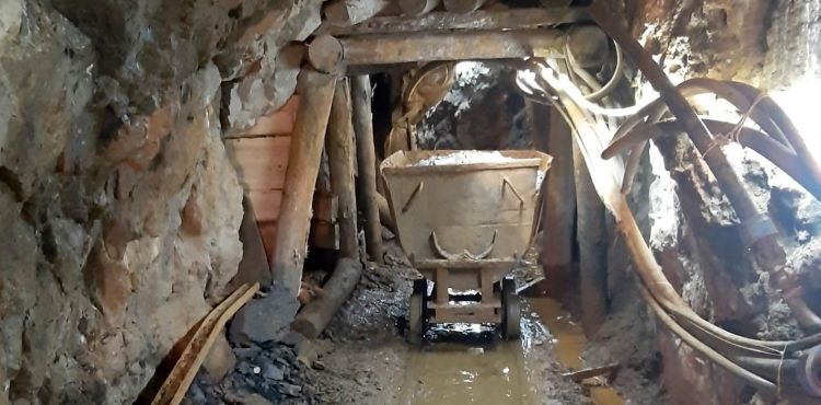 Yerin 90 metre altına düşen işçiye böyle ulaştılar