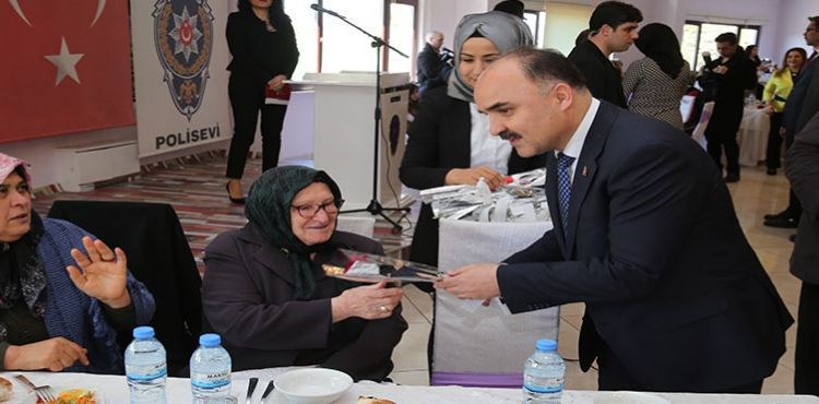Vali Şehmus Günaydın ve Aysel Günaydın Kadınlar Gününde Şehit Aileleri Ve Gazi Aileleriyle Bir Araya Geldi