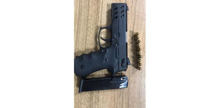 Polis ekiplerinin arama yaptığı araçtan tabanca ele geçirildi