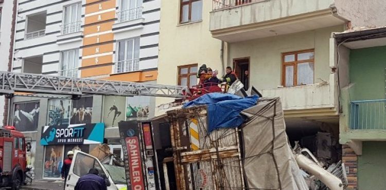 Kontrolden çıkan kamyon eve girdi