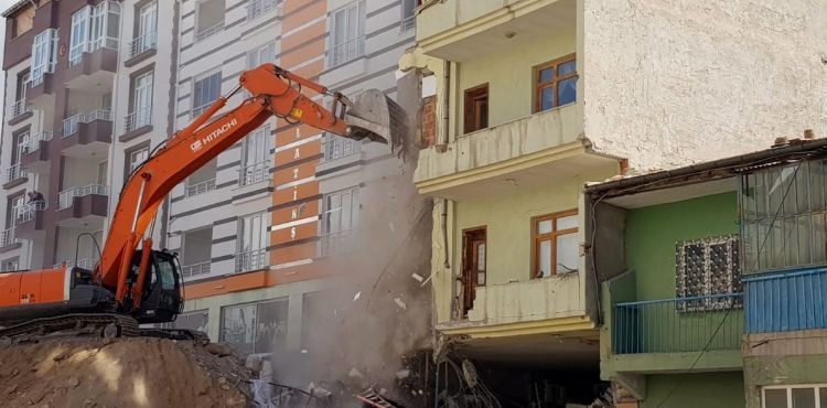 2 kişinin hayatını kaybettiği kazada kamyonun çarptığı bina yıkıldı