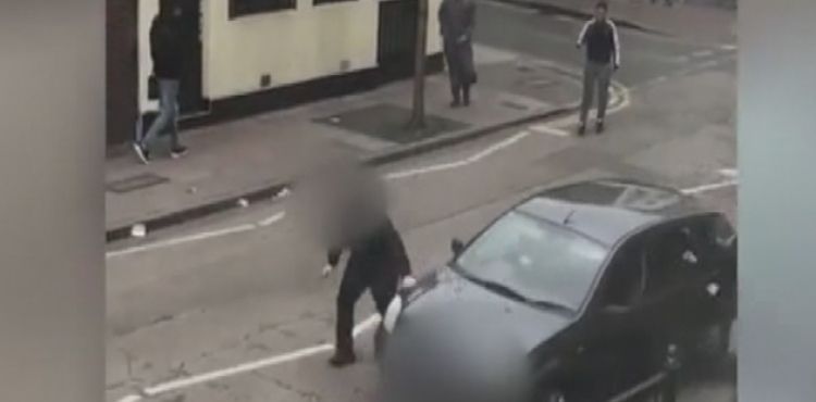 Londra'da cami önündeki Müslümanlara ırkçı saldırı