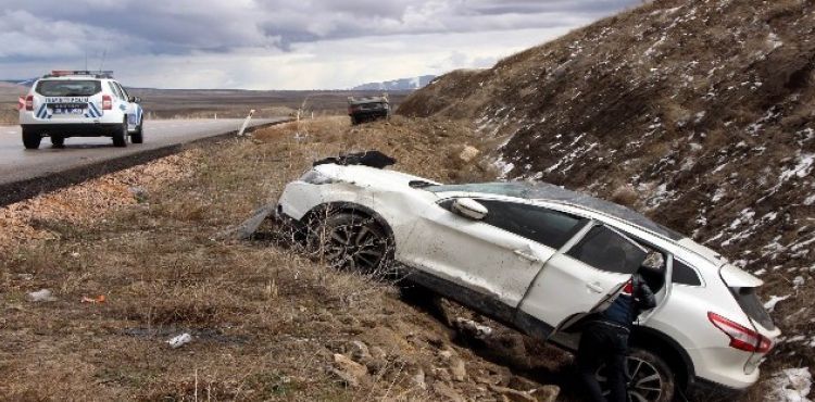 Kaza yapanlara yardıma koşan vatandaşa otomobil çarptı: 1 ölü, 5 yaralı