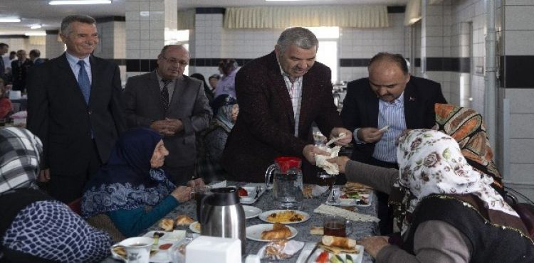 Başkan Çelik, Yaşlılara Saygı Haftası'nda Huzurevi'ndeki yaşlılarımızla bir araya geldi