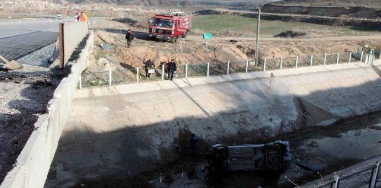 Otomobil köprüden uçtu: 2 yaralı