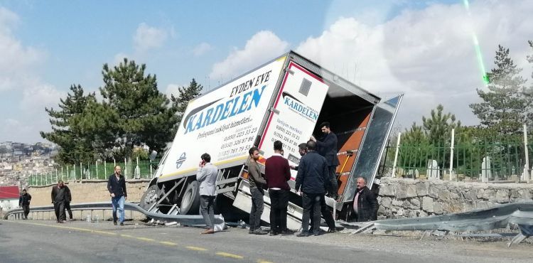 Sürücüsünün direksiyon hakimiyeti kaybettiği kamyon duvara çarptı: 1 yaralı