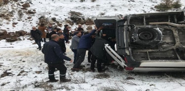 Erciyes'te yolcu minibüsü şarampole devrildi: 3 yaralı