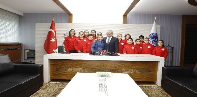 Başkan Büyükkılıç, 23 Nisan Ulusal Egemenlik ve Çocuk Bayramı nedeniyle Başkanlığı Sudenur Gündüz'e devretti