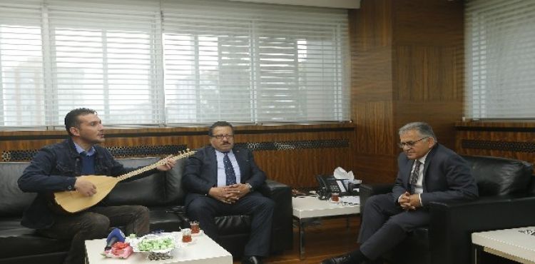 Aşık Ertuğrul İmami'den Başkan Büyükkılıç'a türkü: “Hayırlı Uğurlu Olsun Başkanım”