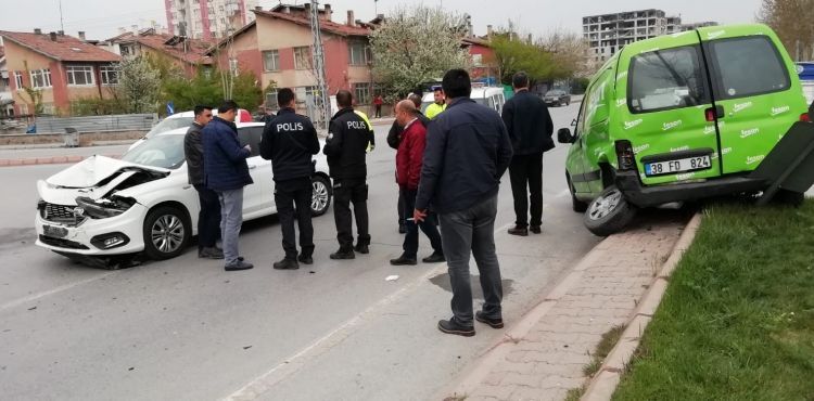 Otomobiller çarpıştı: 3 yaralı