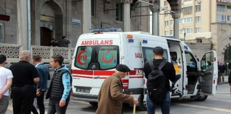 Yaşlı adam cami çıkışında hayatını kaybetti