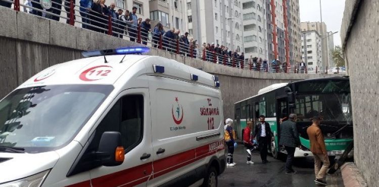 Özel halk otobüsü alt geçitte kaza yaptı: Çok sayıda yaralı var