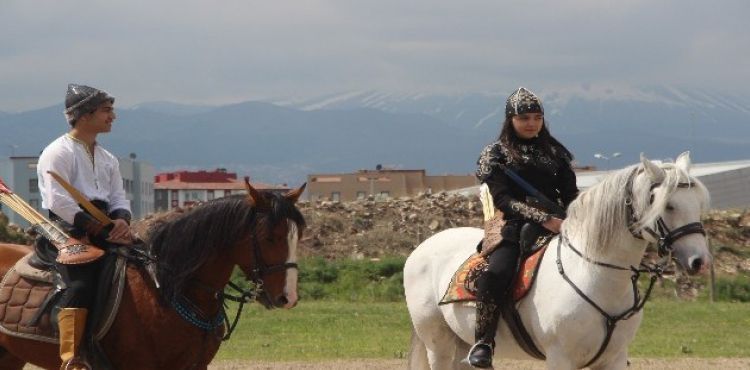 ERÜ Atçılık Şöleni'nde atlı okçular nefes kesti